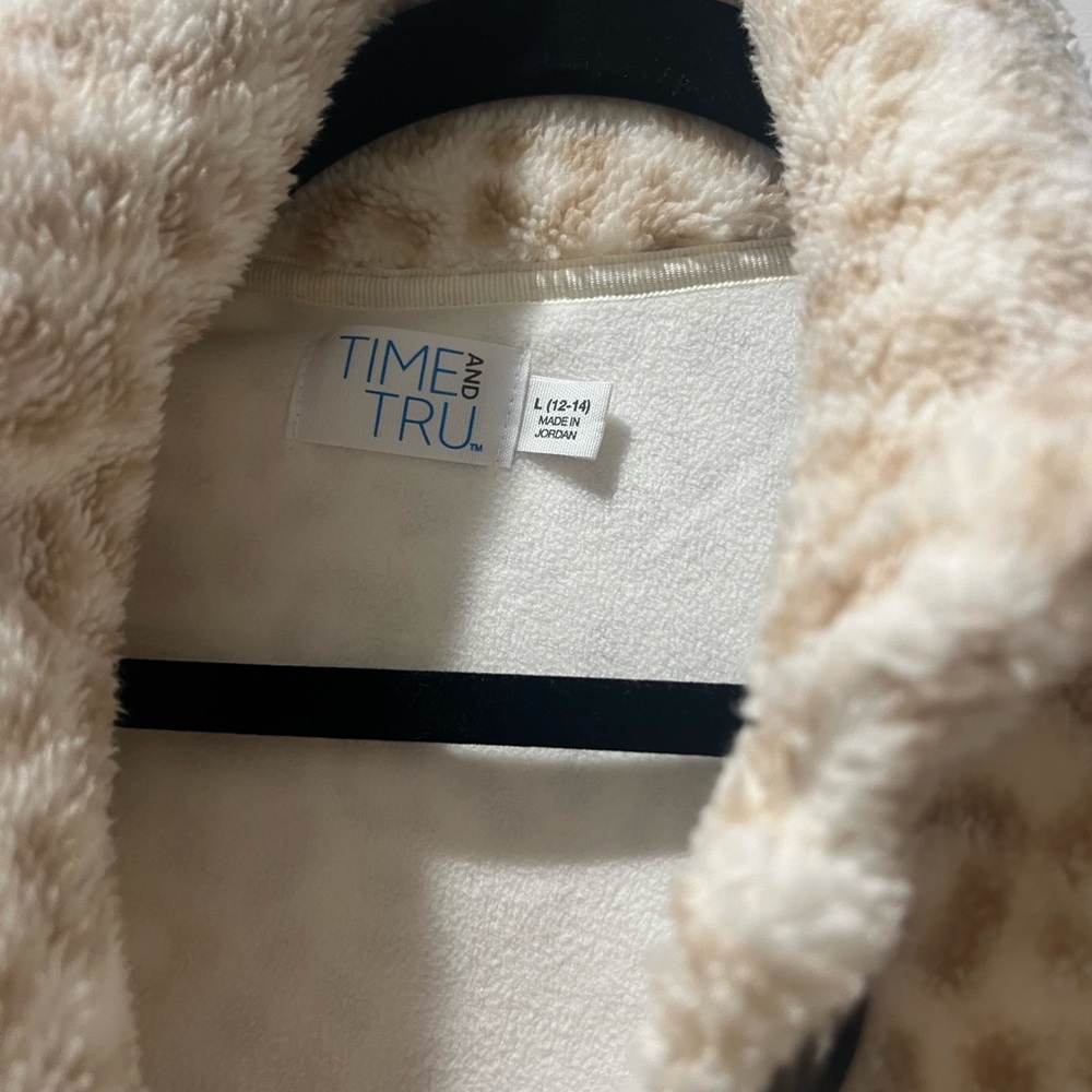 Shacket - Picture 3 of 3